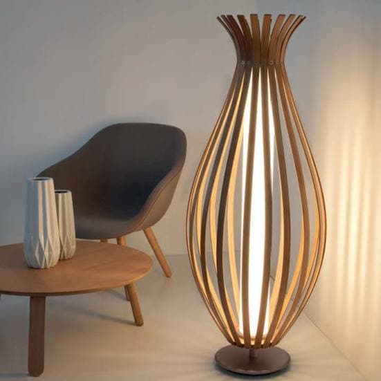 Lámpara de pie Bamboo Grok en sala con tonos claros.