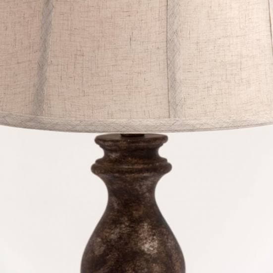 Comprar lámpara de mesa de estilo clásico en madera oscura color negro y blanco envejecido de Vical. Foto de detalle.