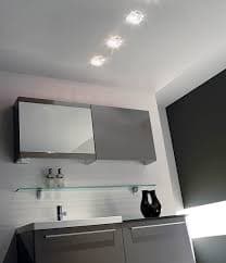 apliques LED para cuarto de baño diseño Krystal de Exo Lighting en cuarto de baño gris, blanco y negro