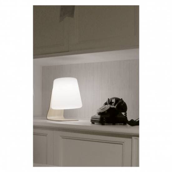 Lámpara de mesa junto a teléfono negro con luz regulable y batería recargable con cargador usb. Marca Novolux Exo Lighting. Pie de madera. Color Blanco.