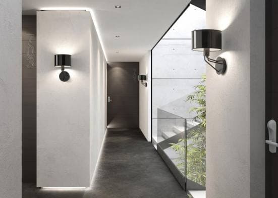 Aplique de pared negro moderno Diagonal de la marca Exo Lighting en pasillos de hotel- Diseño de Nacho Timón