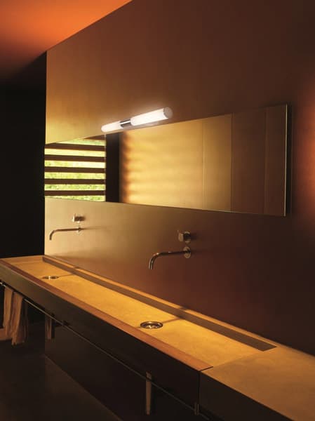 aplique de baño de metal cromado Friss de la marca Exo Lighting en baño sofisticado