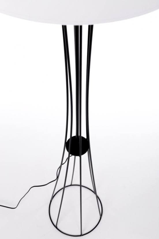 Lámpara de pie con campana blanca y base de metal en negro detalle