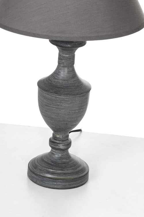 Lámpara de mesa clásica en metal gris envejecido detalle