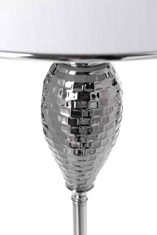 Lámpara de pie con metal efecto martillado y campana en color blanco detalle