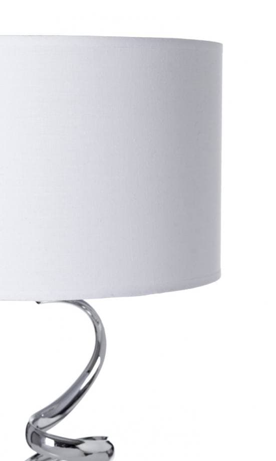 Lámpara de pie con metal efecto martillado y campana en color blanco