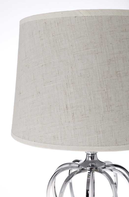 Lámpara de mesa blanca y planteada con pantalla en color crema detalle