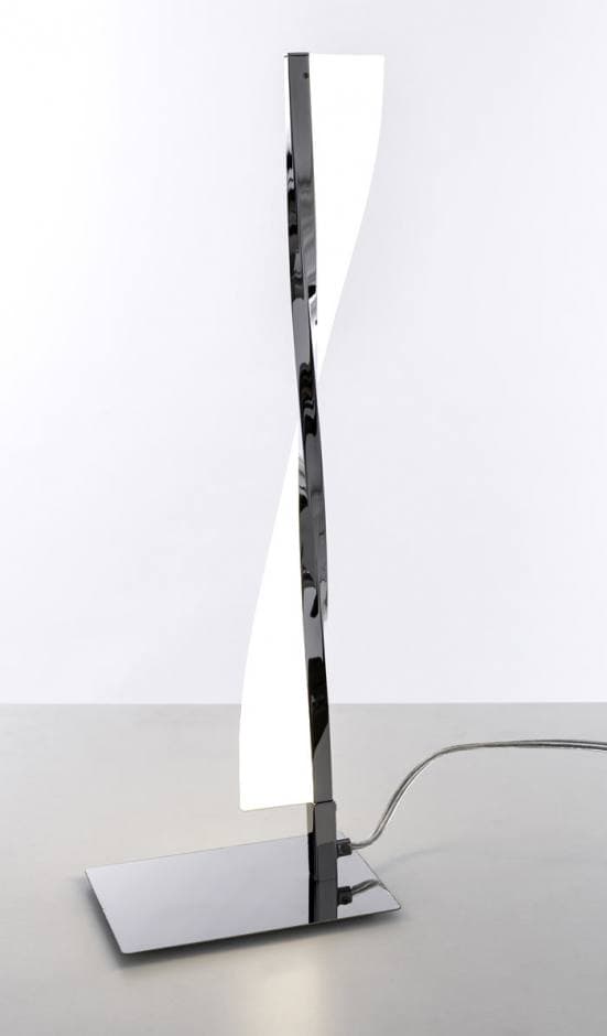 Lámpara de mesa elegante con tira led y metal cromado encendida