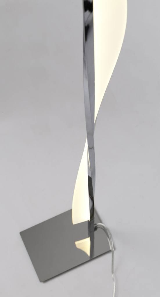 Lámpara de pie elegante con tira led y metal cromado detalle