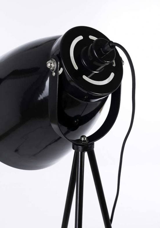Lámpara de pie en forma de flexo con tres patas en color negro detalle