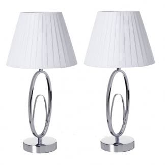 Lámpara de mesa con pantalla plisada en color blanco y base en color plata cromada