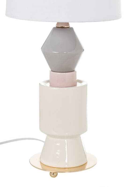 Lámpara de mesa de cerámica en color blanco, gris y rosa en fondo blanco