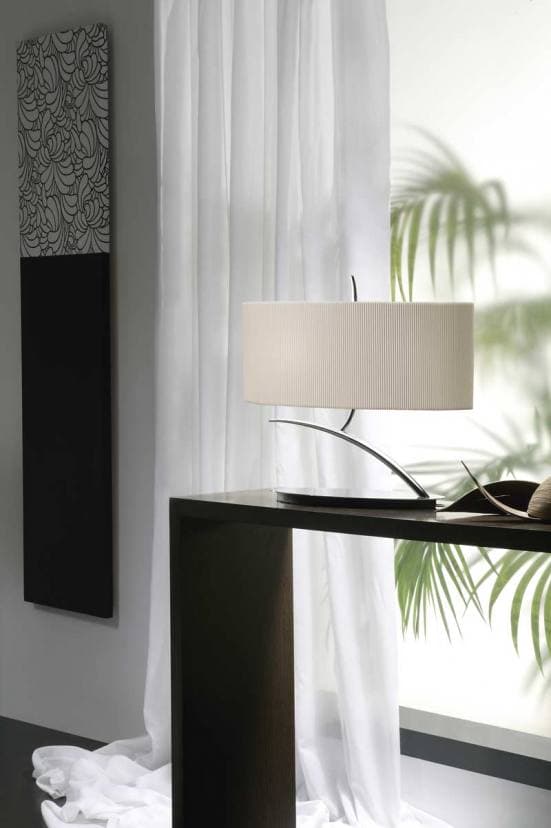 Lámpara de mesa baja cromo pantalla blanca eve mantra en dormitorio