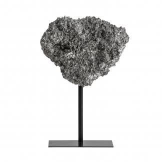 Figura piedra, en color gris, de estilo nórdico. Fabricado en resina, combinado con hierro. Producto desmontable.
