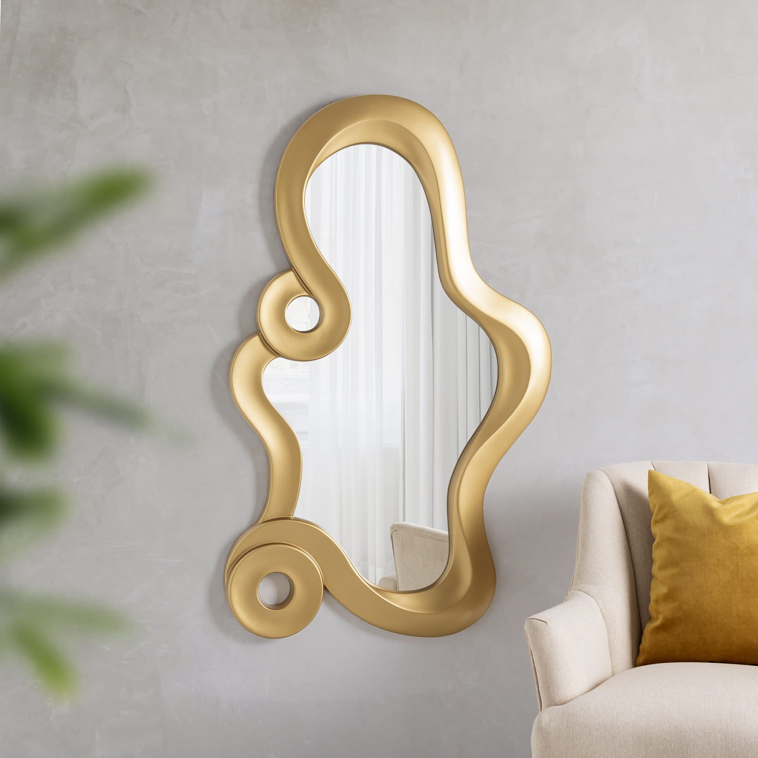 Venta online de espejo de pared dorado con filigrana.