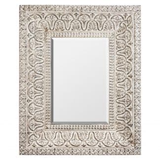 Espejo rectangular mosa, en color blanco roto decapado, de estilo provenzal. Fabricado en resina, combinado con espejo.
