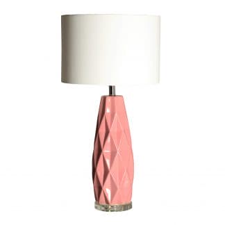 Lámpara de sobremesa, en color rosa, de estilo colonial. Fabricado en hierro, combinado con cerámica y lino. Producto desmontable.