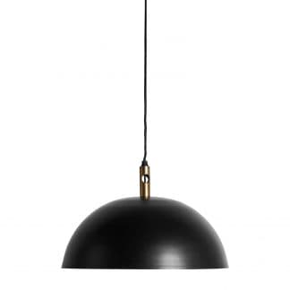Lámpara de techo, en color negro, de estilo industrial. Fabricado en hierro.