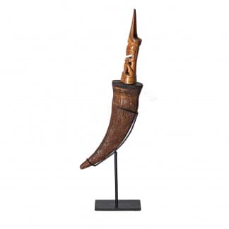 Figura decorativa, en color marrón, de estilo étnico. Fabricado en madera tropical, combinado con hierro.
