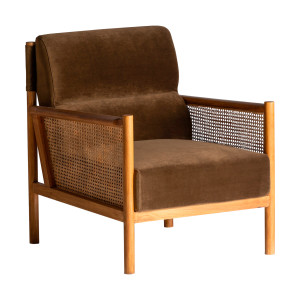 Sillón Velburg de estilo colonial fabricado en ratán en color camel combinado con poliéster y madera de pino.
