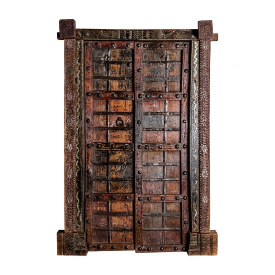 Puerta peigie, en color marrón envejecido, de estilo étnico. Fabricado en madera de teka.