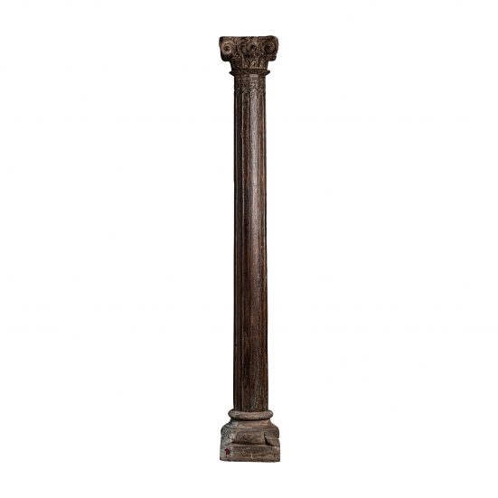 Columna oifa, en color marrón envejecido, de estilo étnico. Fabricado en madera de teka. Producto desmontable.
