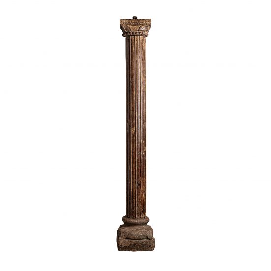 Columna basimah, en color marrón envejecido, de estilo étnico. Fabricado en madera de teka.