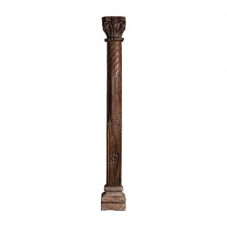 Columna bastet, en color marrón envejecido, de estilo étnico. Fabricado en madera de teka. Producto desmontable.