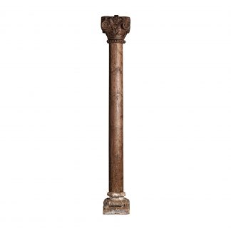 Columna achah, en color marrón envejecido, de estilo étnico. Fabricado en madera de teka. Producto desmontable.
