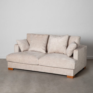 SOFÁ 2 PLAZAS BEIGE TEJIDO SALÓN 190 X 120 X 91 CM Modelo desenfundable con protección antimanchas. Tejido: 100% poliéster Estructura: madera de pino y aglomerado. Altura del asiento: 45cm. Altura pata: 5.5cm. Altura del reposabrazos desde el suelo: 63cm. Altura del reposabrazos desde el asiento: 23cm. Almohadones del asiento: foam