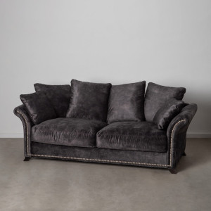 SOFÁ 3 PLAZAS GRIS OSCURO TEJIDO SALÓN 228 X 97 X 100 CM Modelo desenfundable con protección antimanchas. Tejido: 100% poliéster Estructura: madera de pino y aglomerado. Altura del asiento: 52cm. Altura respaldo: 56cm. Altura del reposabrazos desde el suelo: 70cm. Altura del reposabrazos desde el asiento: 30cm. Altura pata: 5.5cm. Almohadones del asiento: foam
