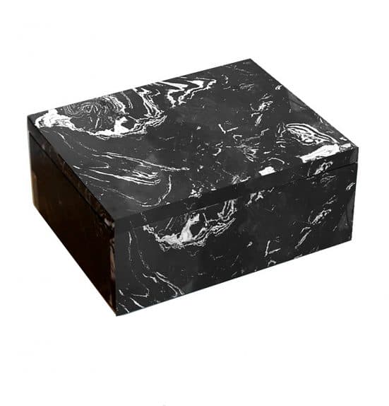 Caja fontans, en color negro, de estilo contemporáneo. Fabricado en resina. Efecto mármol.