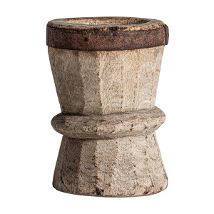 Figura decorativa de estilo étnico fabricado en madera de okhali en color marrón con acabado envejecido.