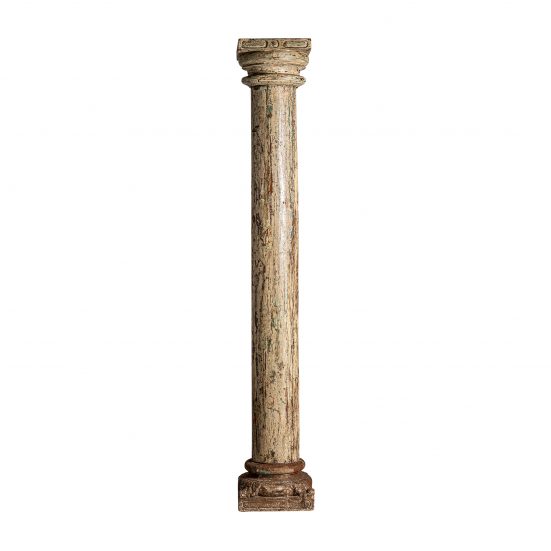 Columna gelue, en color natural envejecido, de estilo étnico. Fabricado en madera de teka. Producto desmontable.