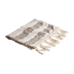 Manta clancy de estilo provenzal fabricado en algodón en color blanco en color beige.