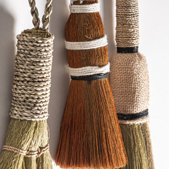 3 wrae, en color tonos en marrón, de estilo étnico. Fabricado en yute, combinado con cuerda.