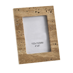 Marco de foto Tetbury de estilo art deco fabricado en mármol en color beige combinado con hierro en color negro.