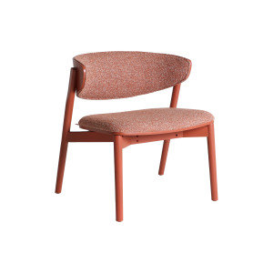 Sillón Vreden de estilo vintage, fabricado en madera de fresno en color coral, combinado con poliéster en color coral con acabado jaspeado.