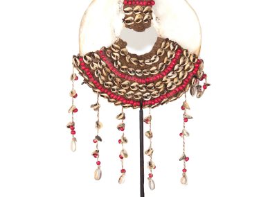 Figura Collar piedra de estilo étnico fabricado en piedra en color blanco combinado con metal en color rojo y concha. Producto desmontable.