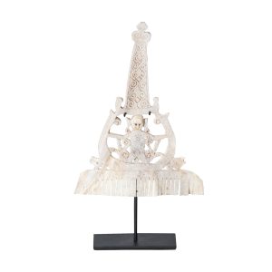 Figura decorativa de estilo étnico fabricado en madera tropical en color blanco roto combinado con hierro.