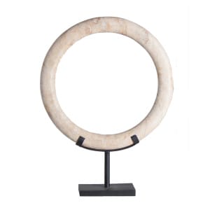 Figura decorativa de estilo oriental fabricado en mármol en color blanco roto combinado con hierro. Producto desmontable.