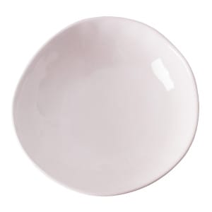 Plato Hondo paola de estilo clásico, fabricado en porcelana en color blanco con acabado rugoso.