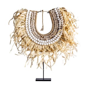 Figura decorativa de estilo étnico, fabricado en concha en color marrón, combinado con hierro. Producto desmontable.