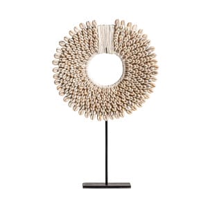 Figura decorativa de estilo étnico, fabricado en concha en color marfil con acabado natural, combinado con cuerda y hierro. Producto desmontable.