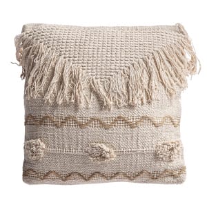 Cojín Yaira de estilo vintage, fabricado en yute en color blanco con acabado bordado, combinado con algodón en color natural. Producto desenfundable.