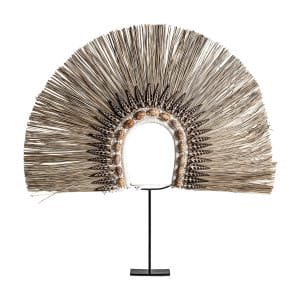 Figura decorativa de estilo étnico, fabricado en fibra natural en color marrón, combinado con concha. Producto desmontable.