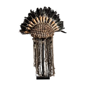 Figura decorativa de estilo étnico, fabricado en fibra natural en color marrón, combinado con concha. Producto desmontable.