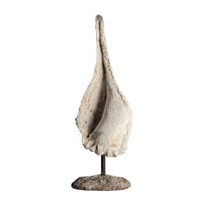 Figura decorativa Mirche de estilo étnico, fabricado en resina en color blanco roto con acabado envejecido.