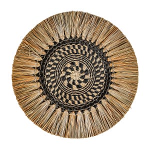 Panel decorativo de estilo boho, fabricado en rafia en color marrón.