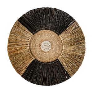 Panel decorativo de estilo boho, fabricado en rafia en color negro en color natural.